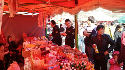 縣食藥監局灘歌鎮監管所開展白馬溝廟會食品安全專項檢查工作